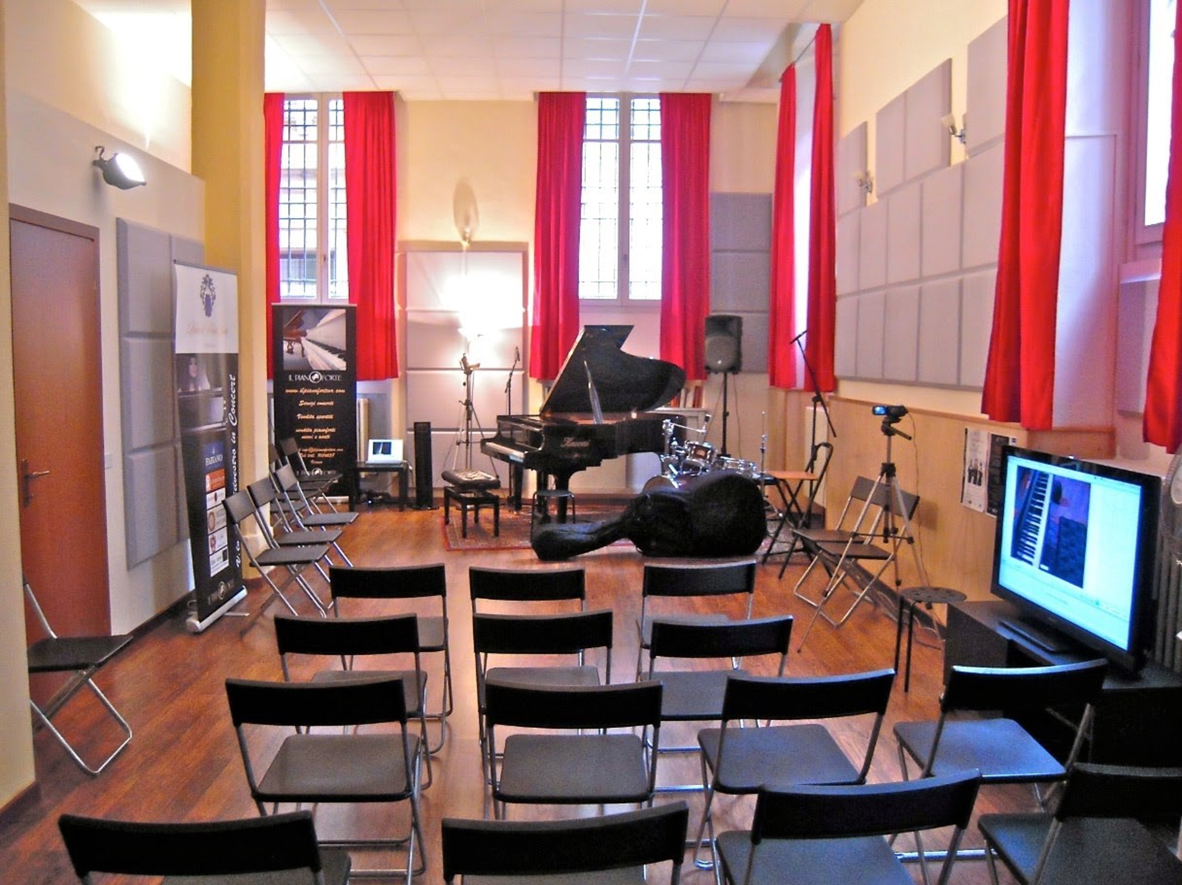 Kawai Grand Piano in a big studio — foto 2