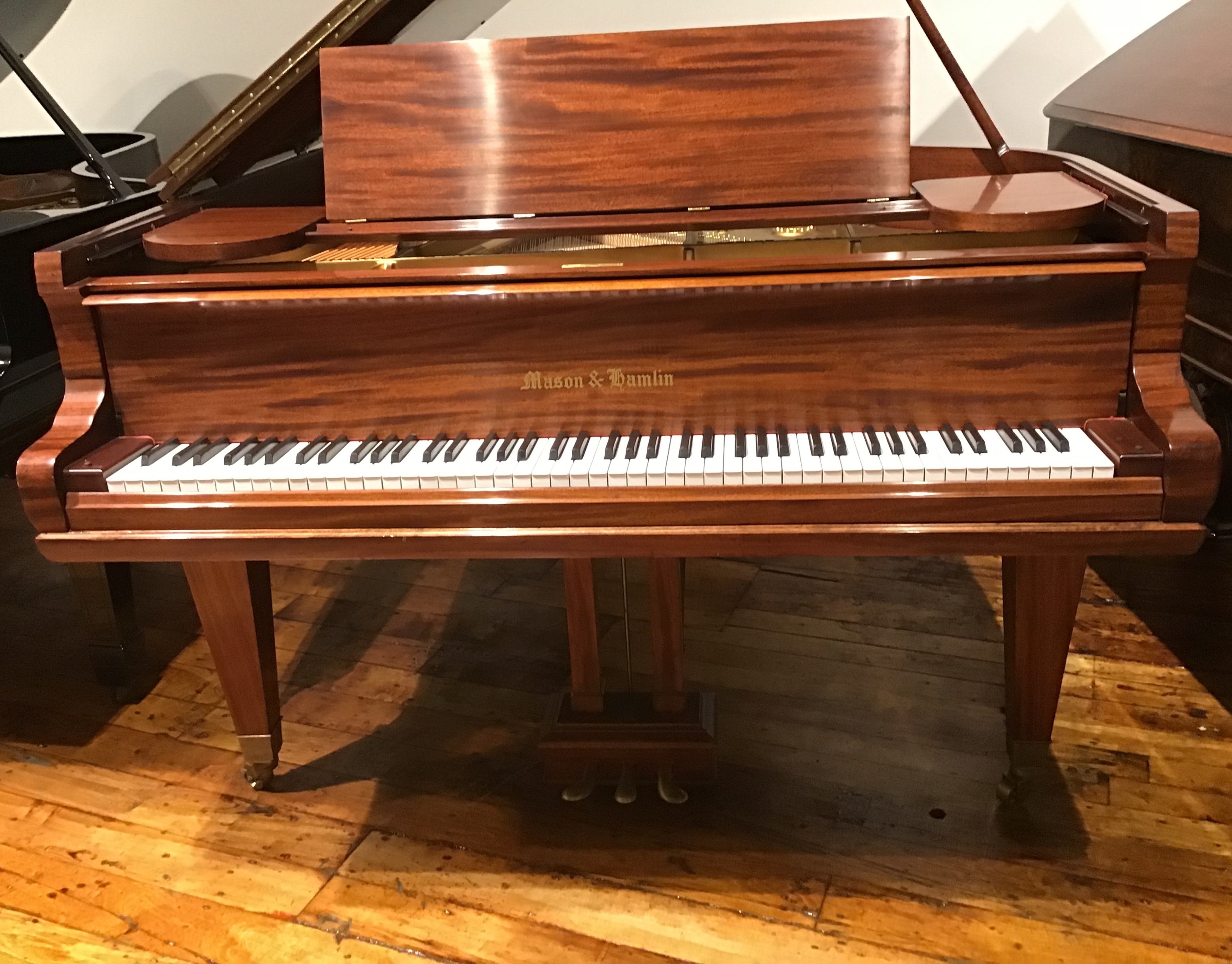 A showroom with Steinway & Sons and Mason and Hamlin Grand piano. — Foto 2