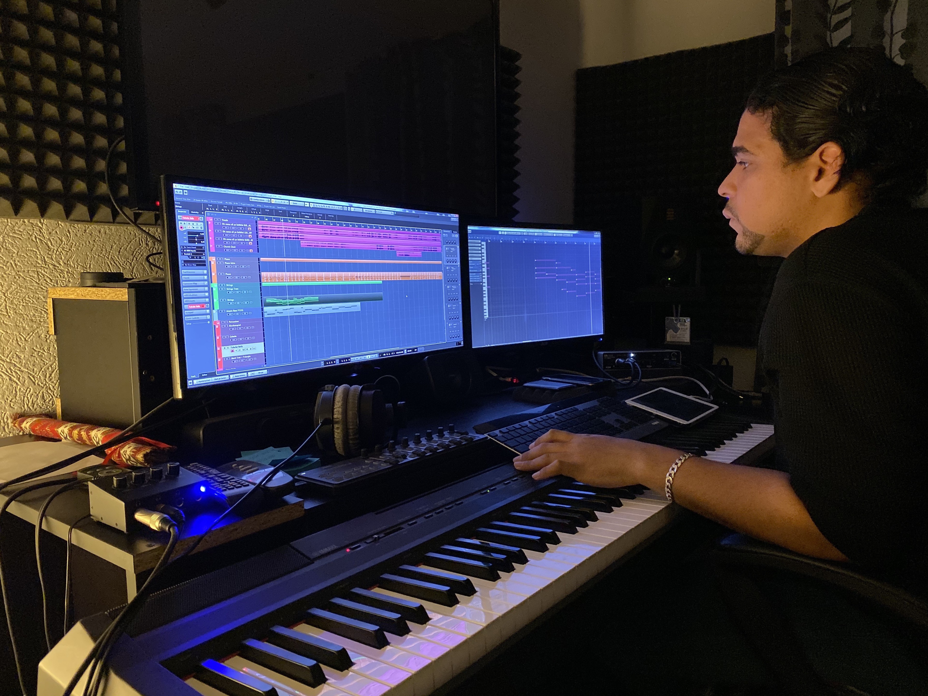 Cozy Recording Studio with various instruments — foto 3