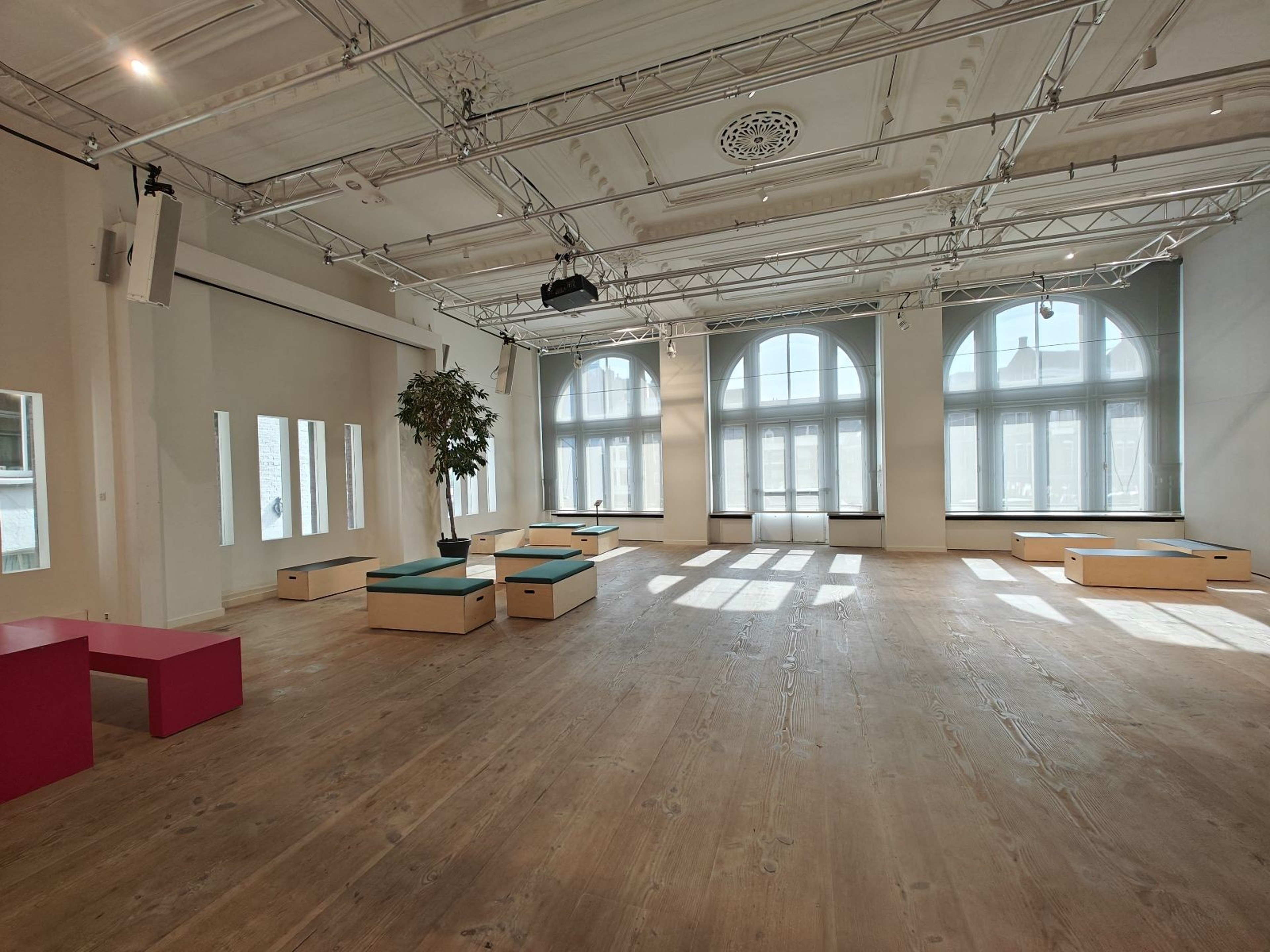 The Ballroom + The Bar - Fashion For Good Museum — foto 4
