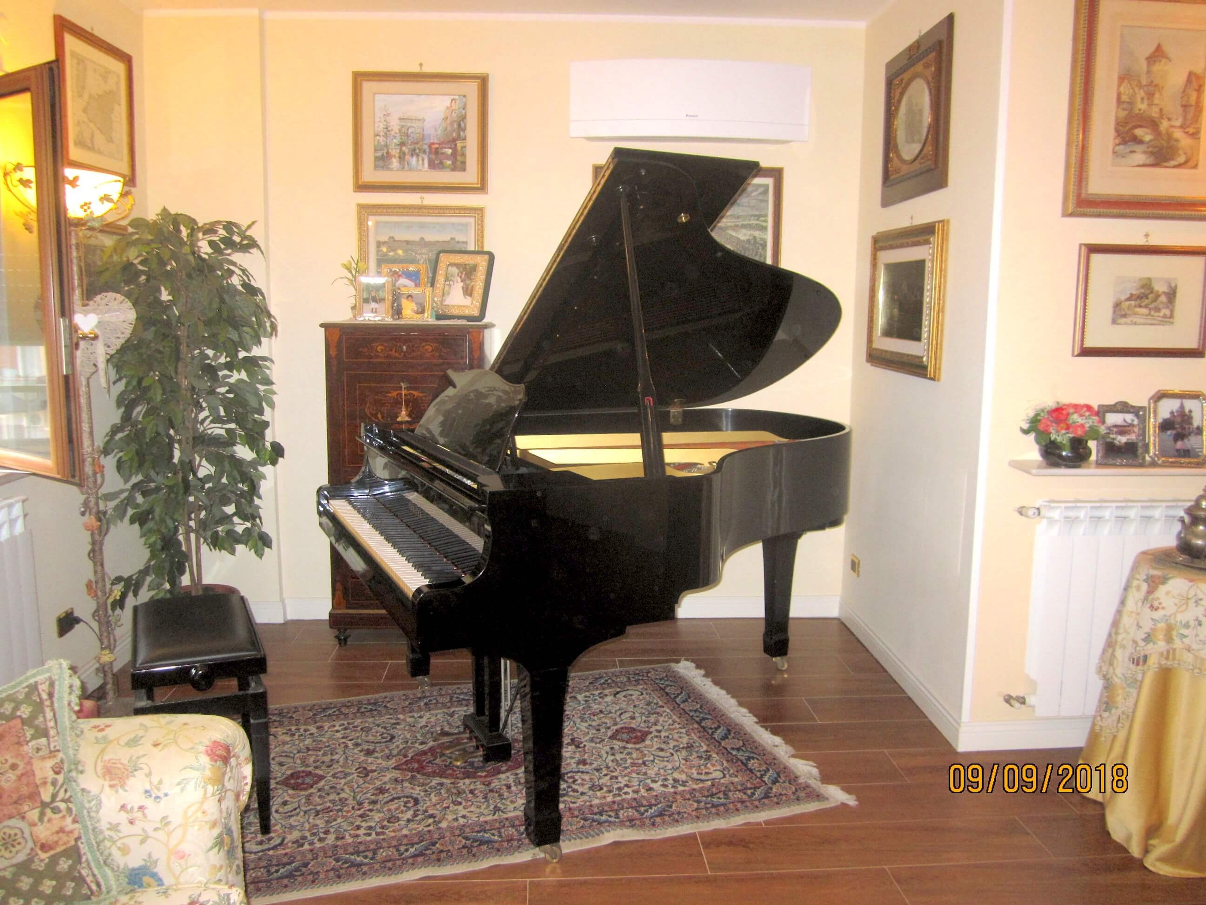 Beautiful Yamaha grand piano in bright room — foto 5