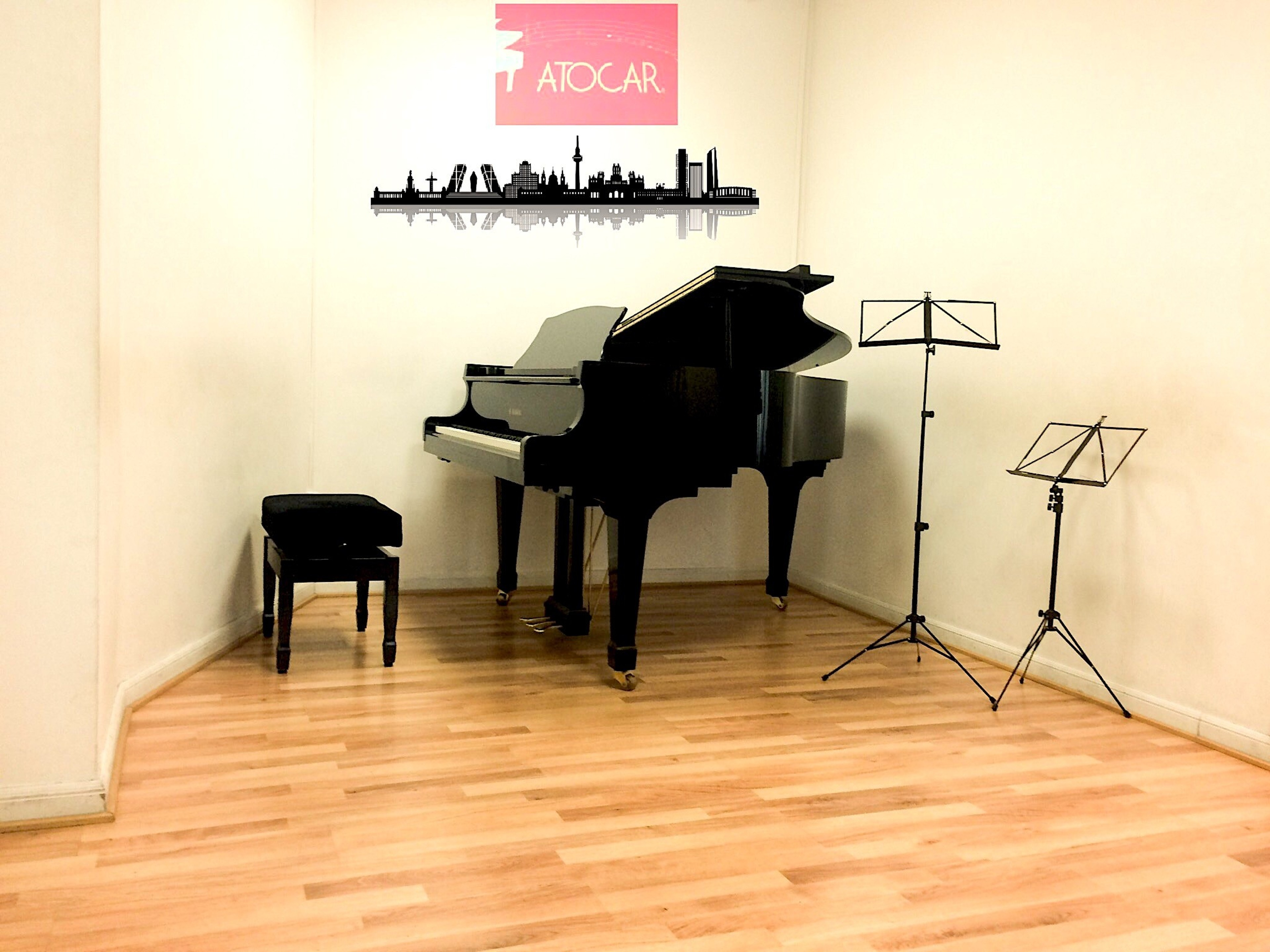 Nice room with baby grand piano — foto 3