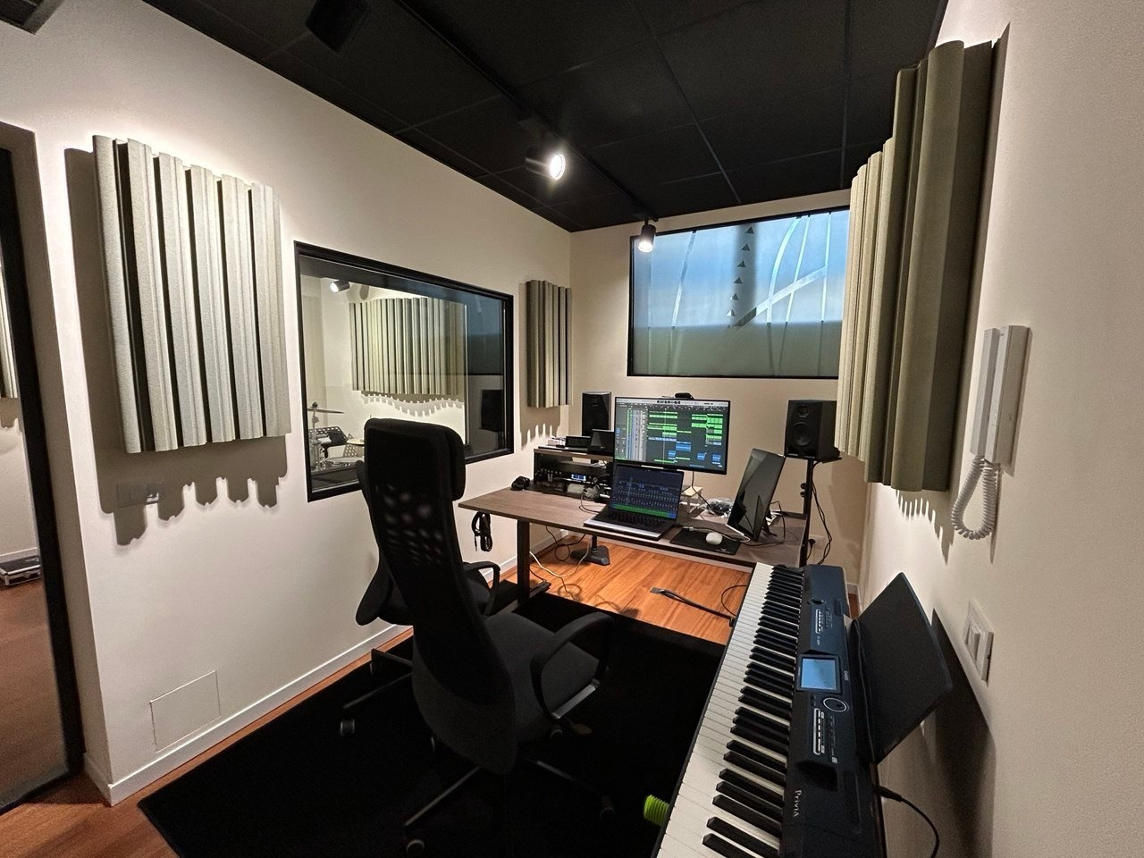 Recording Studio with three rooms in Milan, Italy. A perfect fit for producers, artists, production teams and bands. — Foto 3