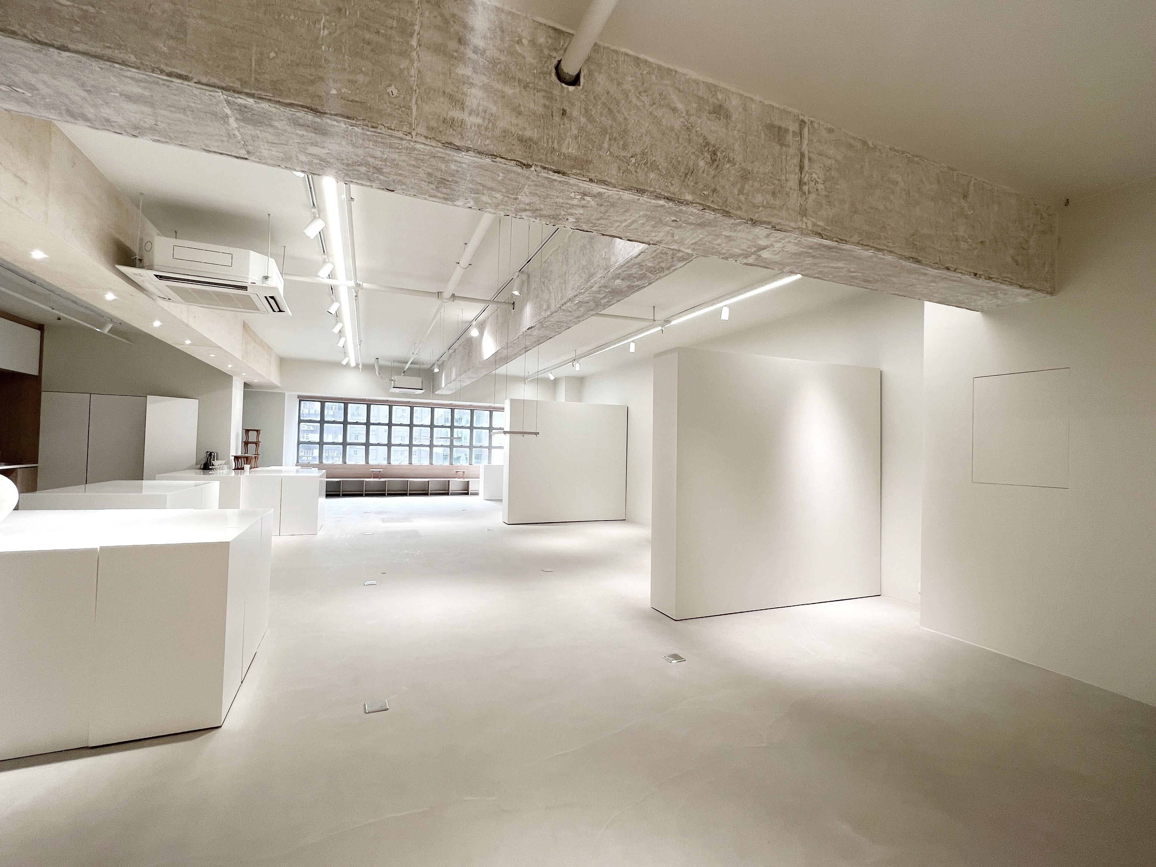 White square gallery space — Foto 4
