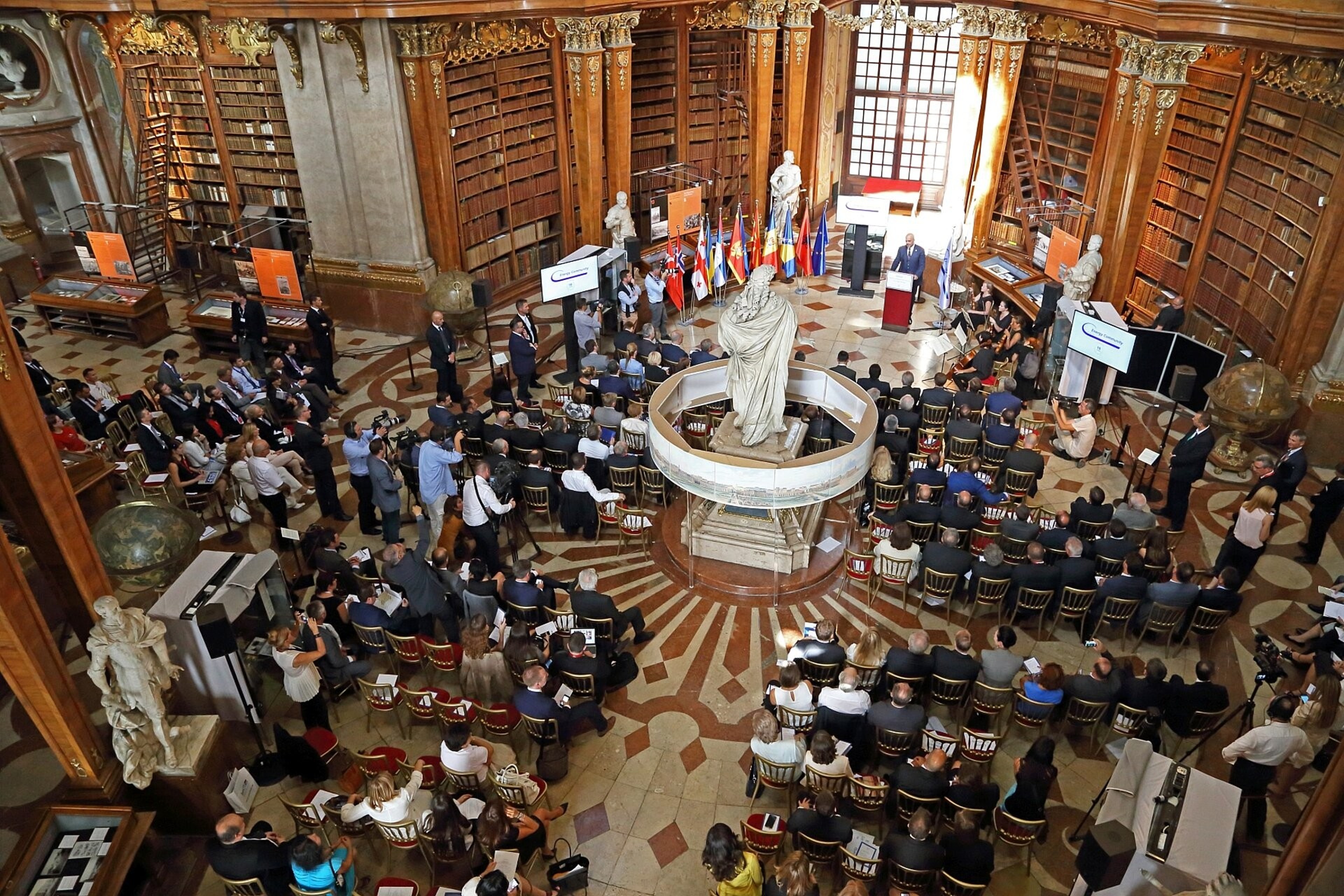 Austrian National Library - State Hall — Foto 3