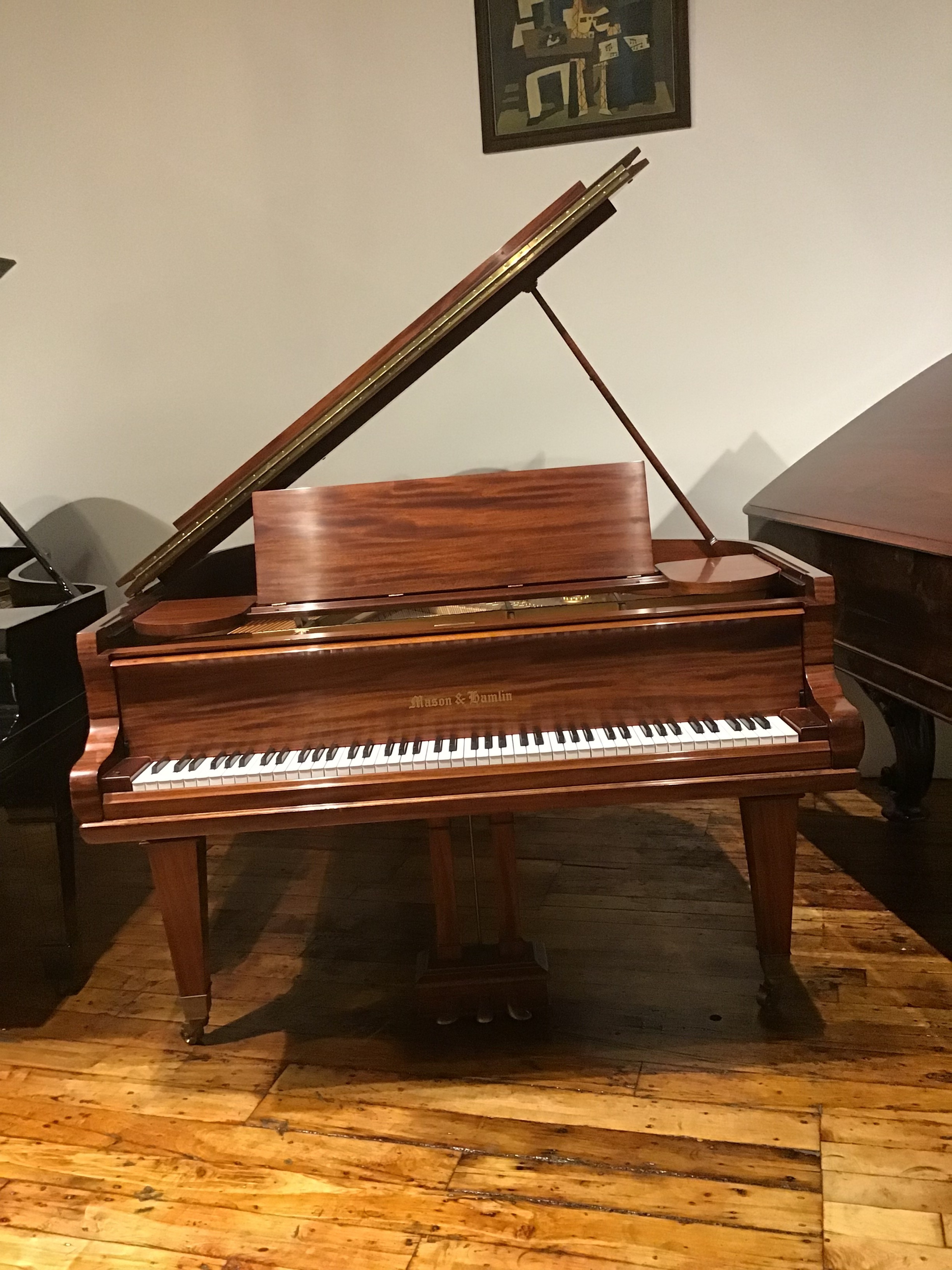 A showroom with Steinway & Sons and Mason and Hamlin Grand piano. — Foto 3