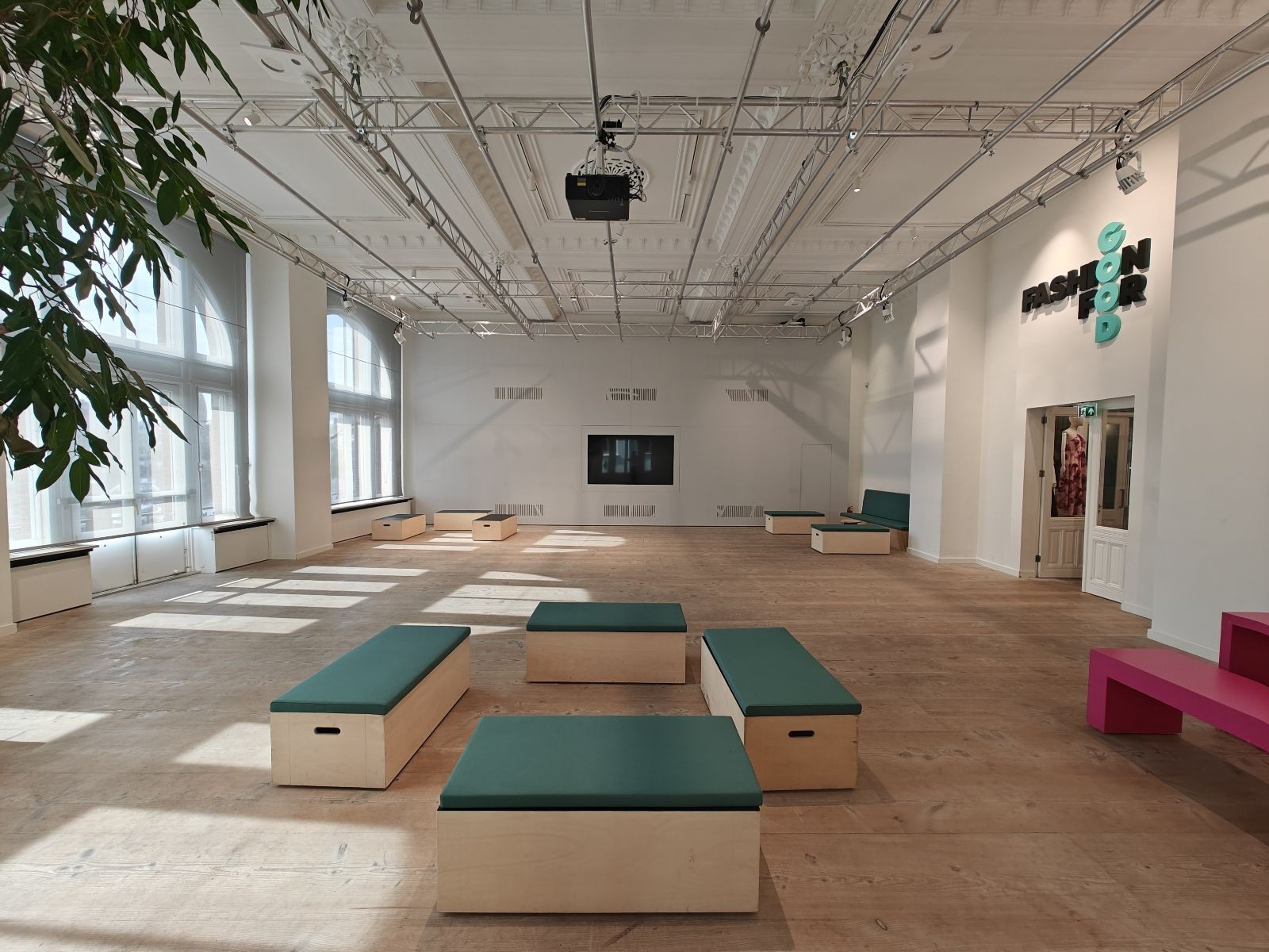 The Ballroom - Fashion For Good Museum — foto 5