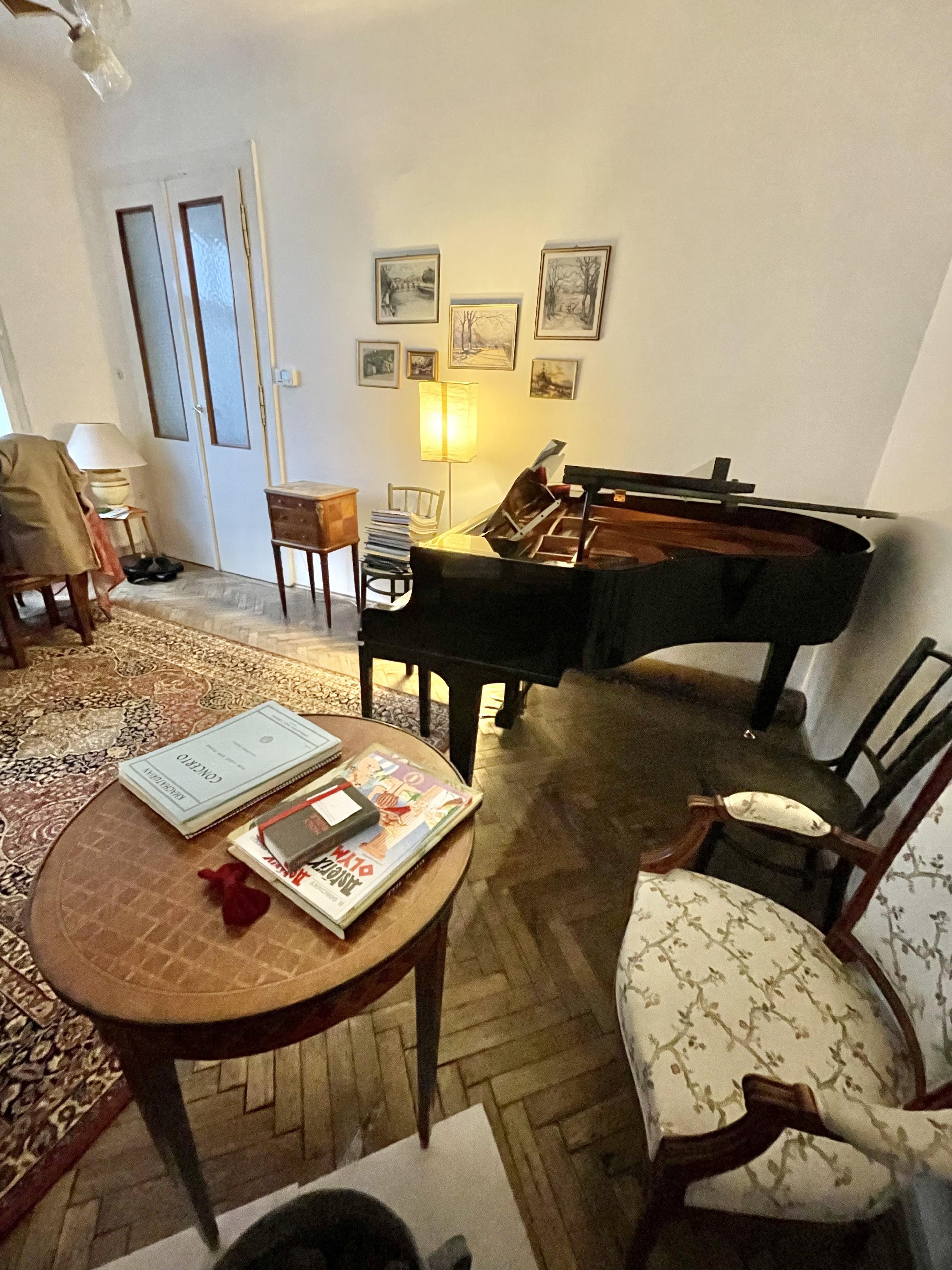 Yamaha GC1 in a beautiful and bright room — foto 3