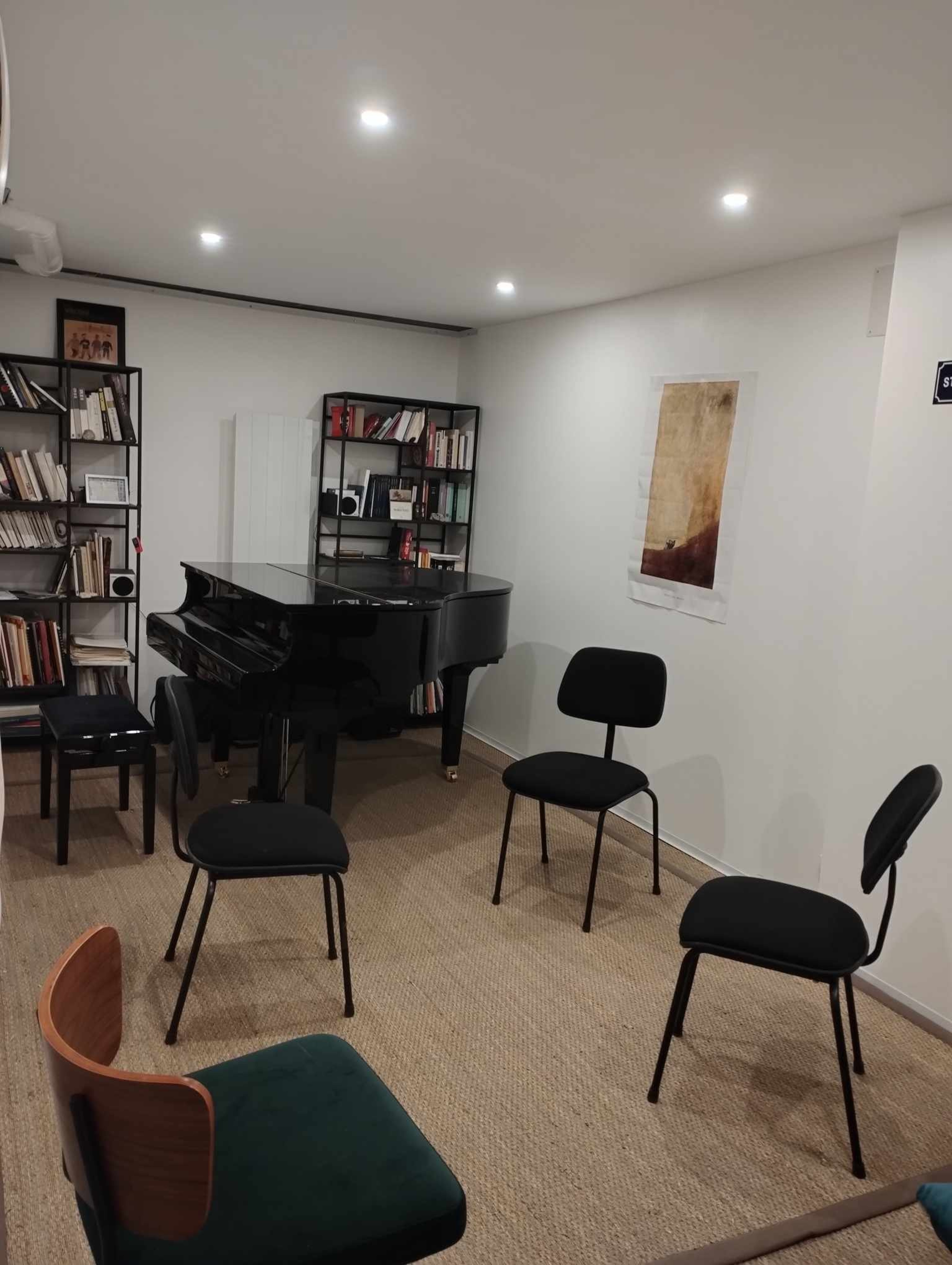 Beautiful, quiet 18 m² space with a Yamaha quarter grand piano
7 days a week - from 8 am to 10 pm — foto 2