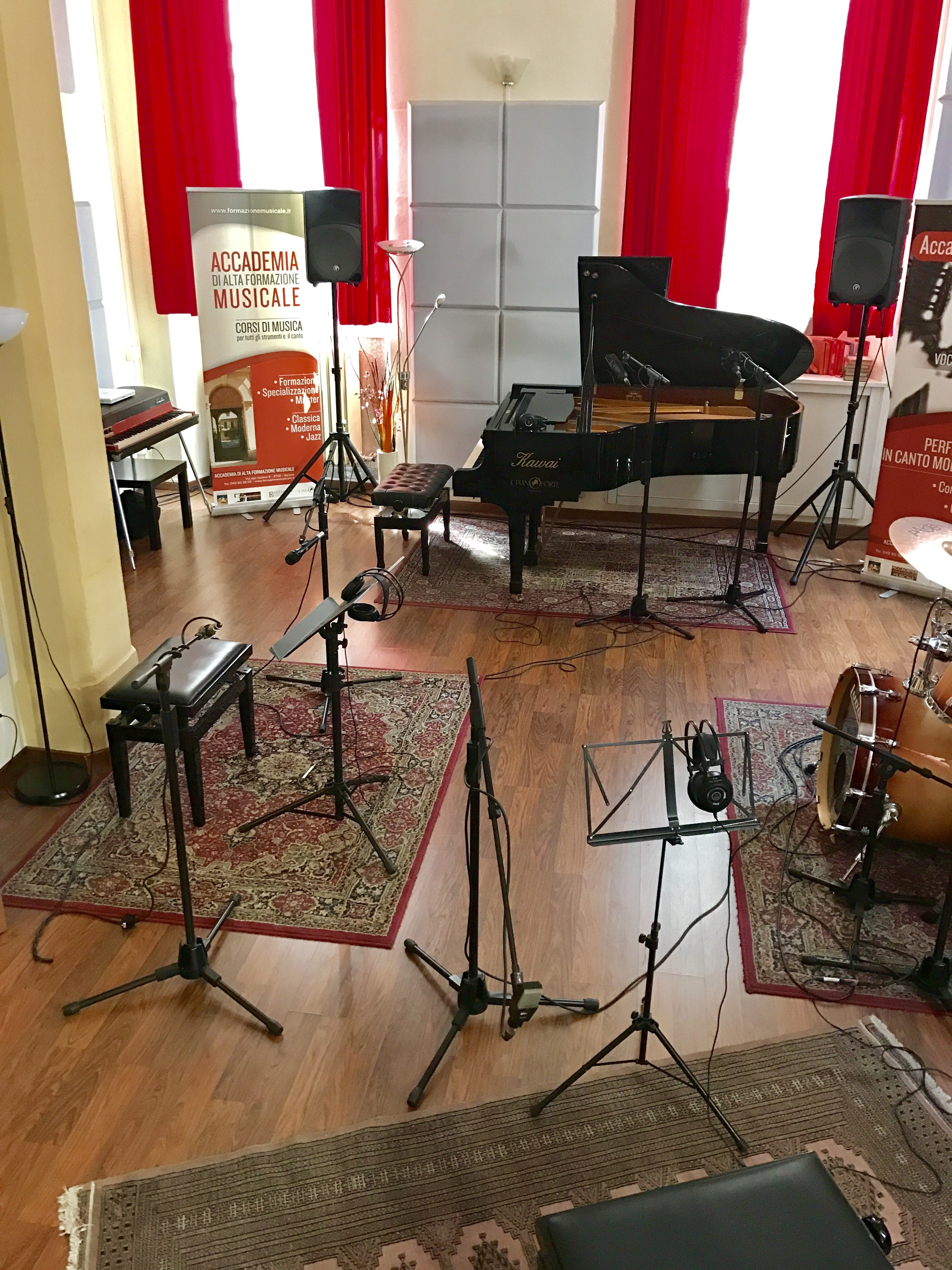 Kawai Grand Piano in a big studio — foto 3