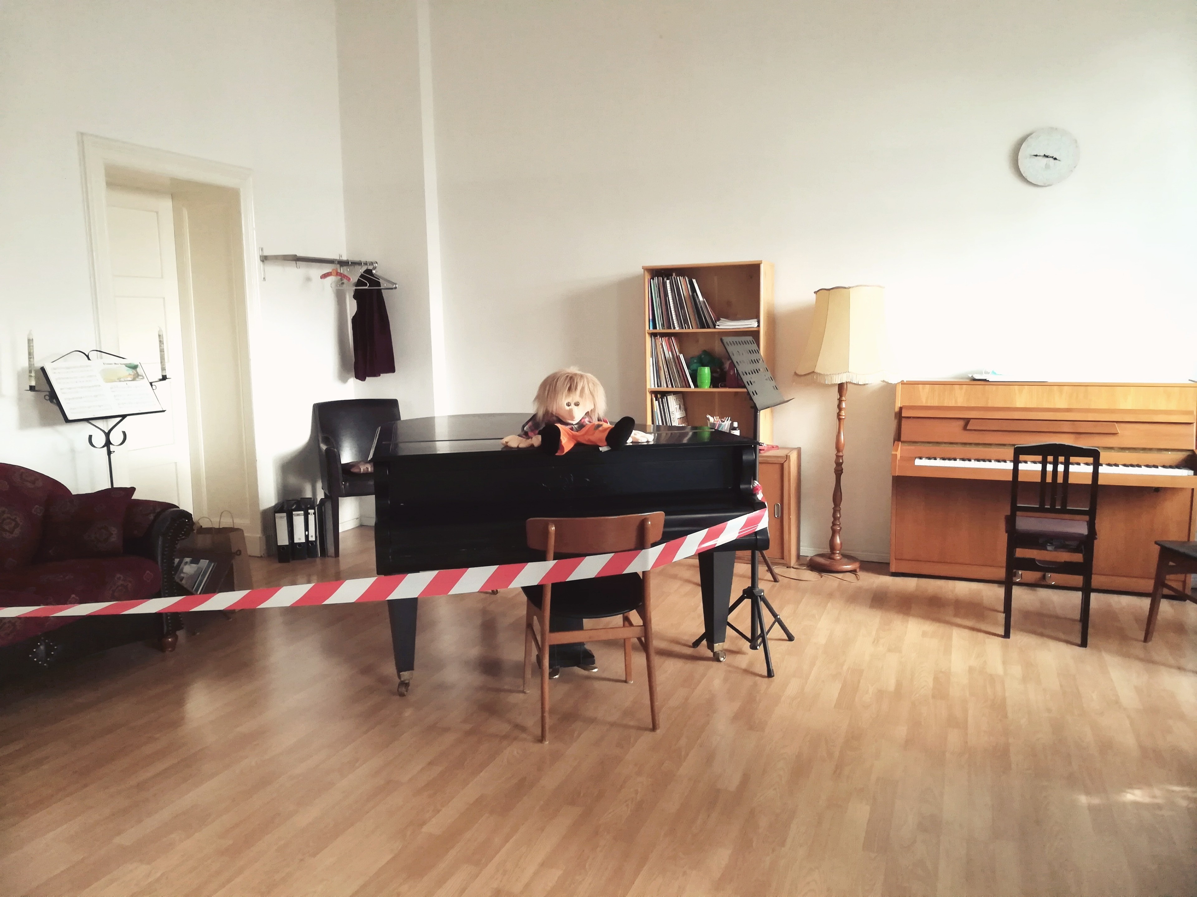 Big Bright Room with an Upright Piano — photo 2