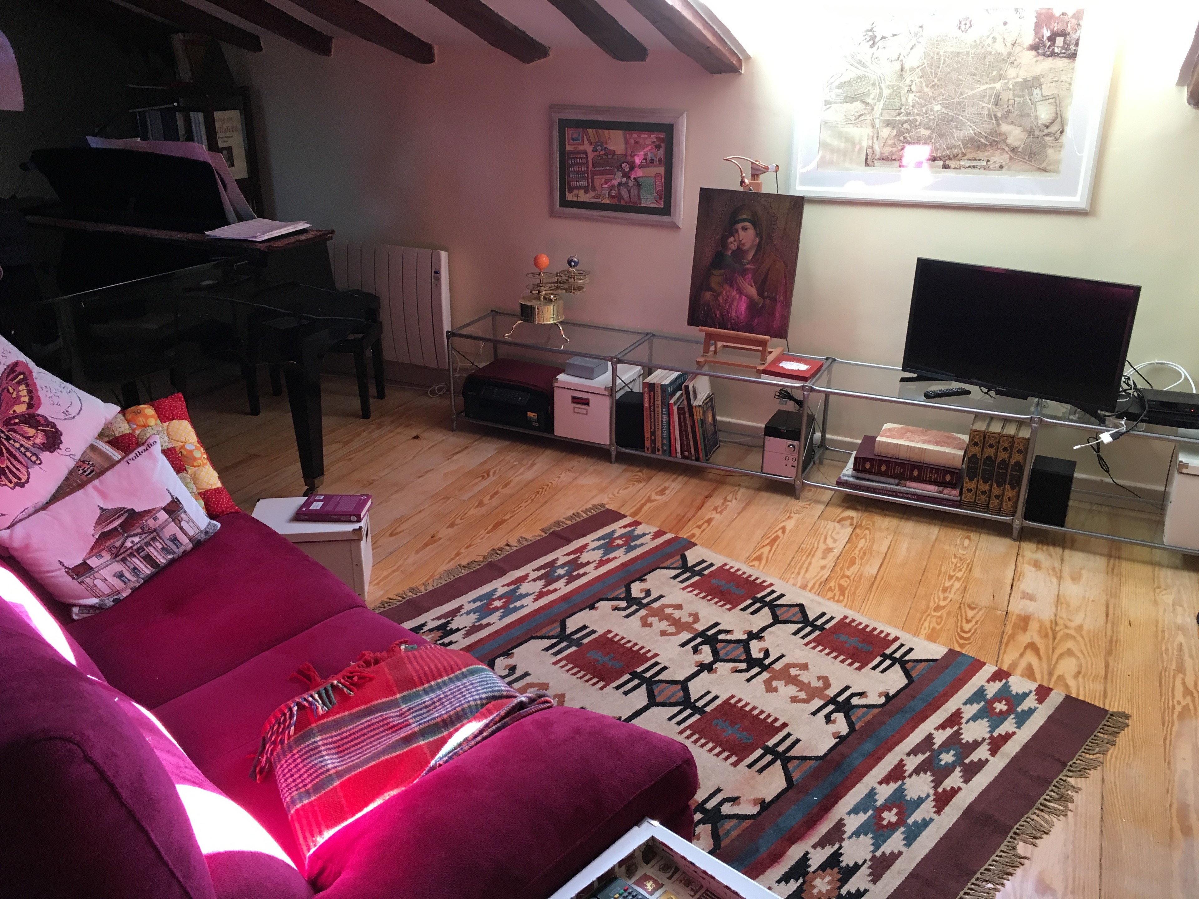 Baby grand piano in quite apartment, city center — foto 2