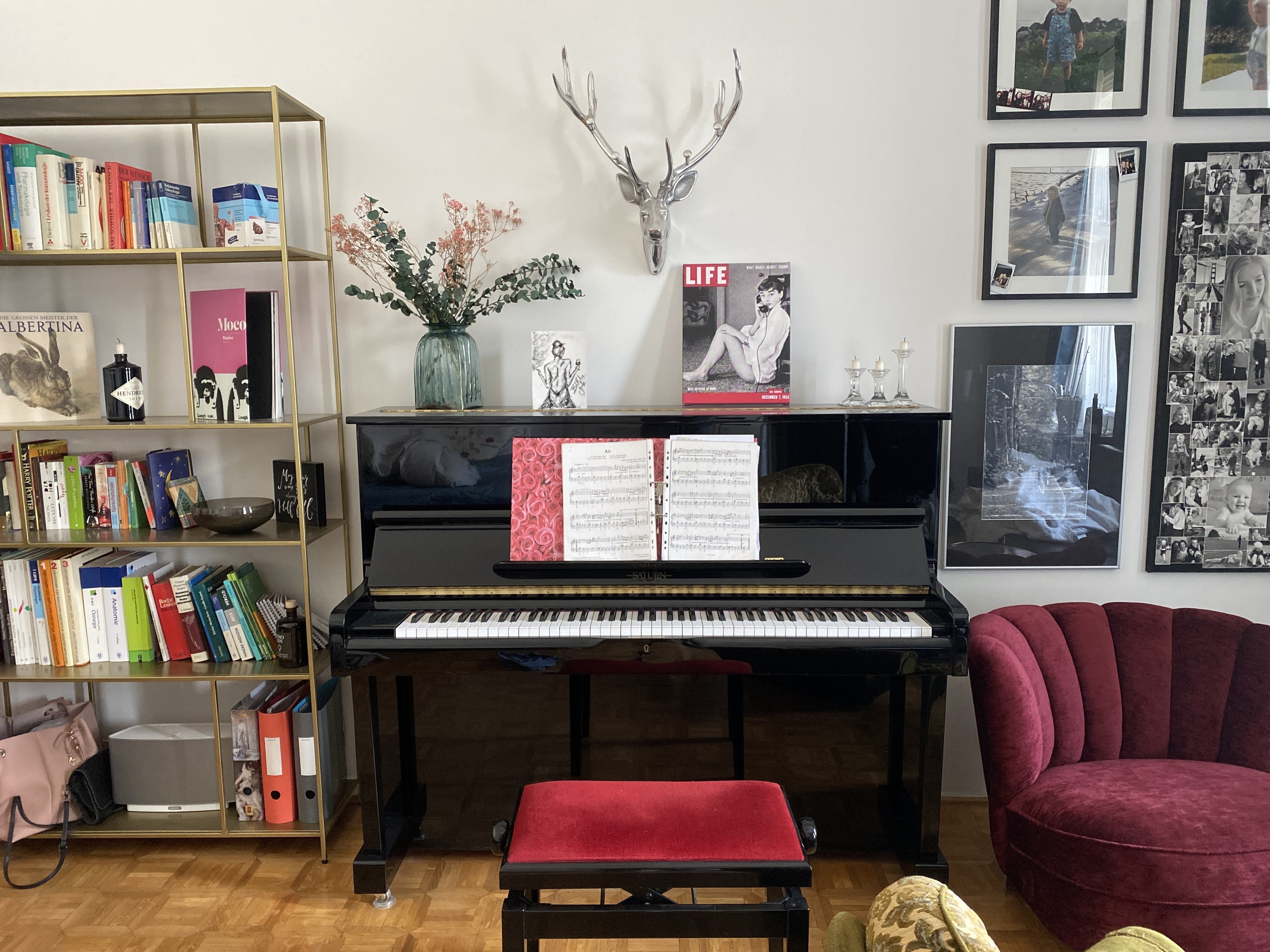 Beautiful piano in shared flat room — foto 3