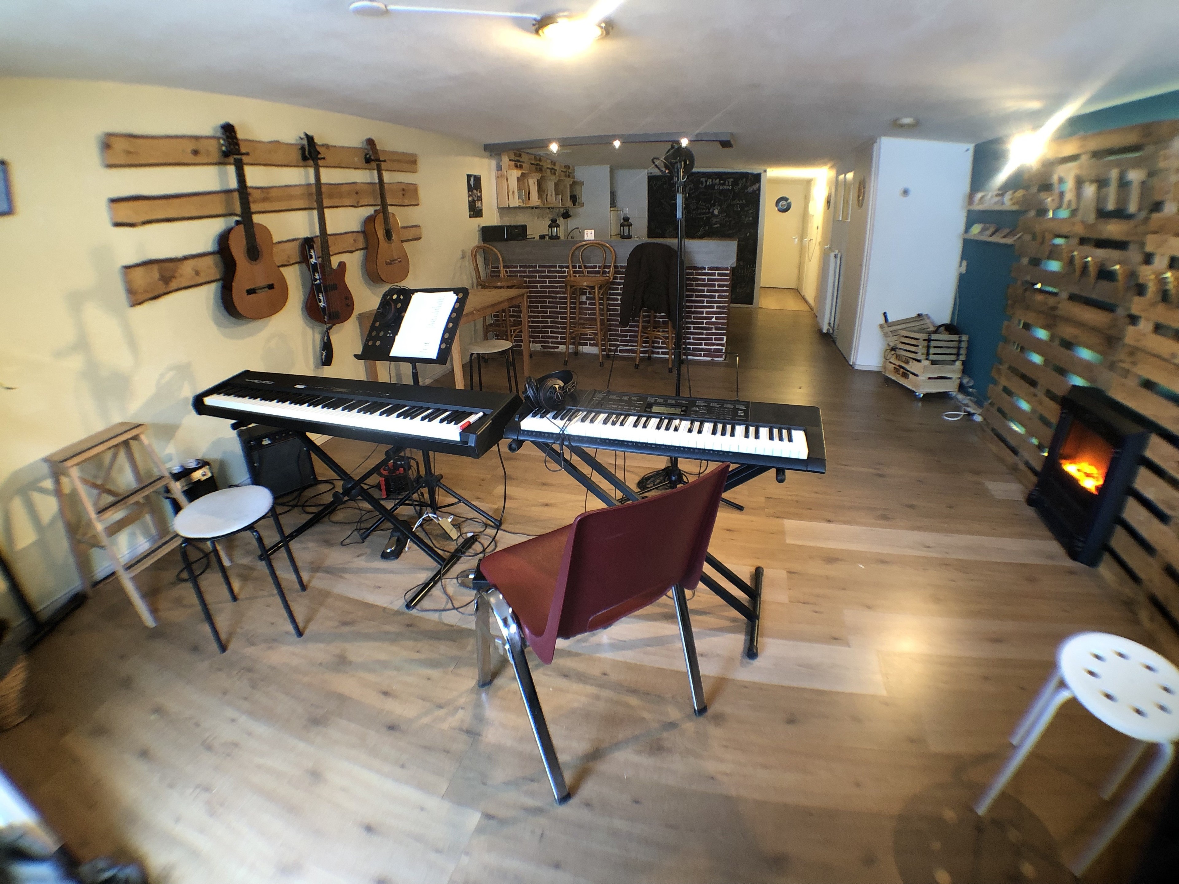 Cozy Recording Studio with various instruments — foto 2