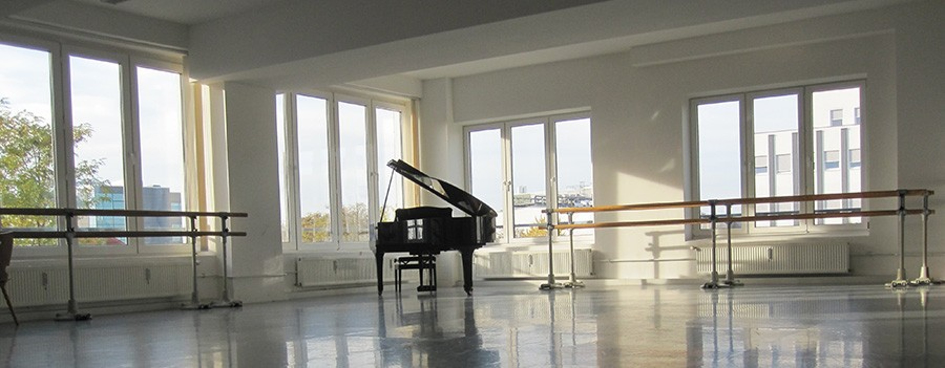 Small bright rehearsal room with Grand piano and mirror front — foto 2