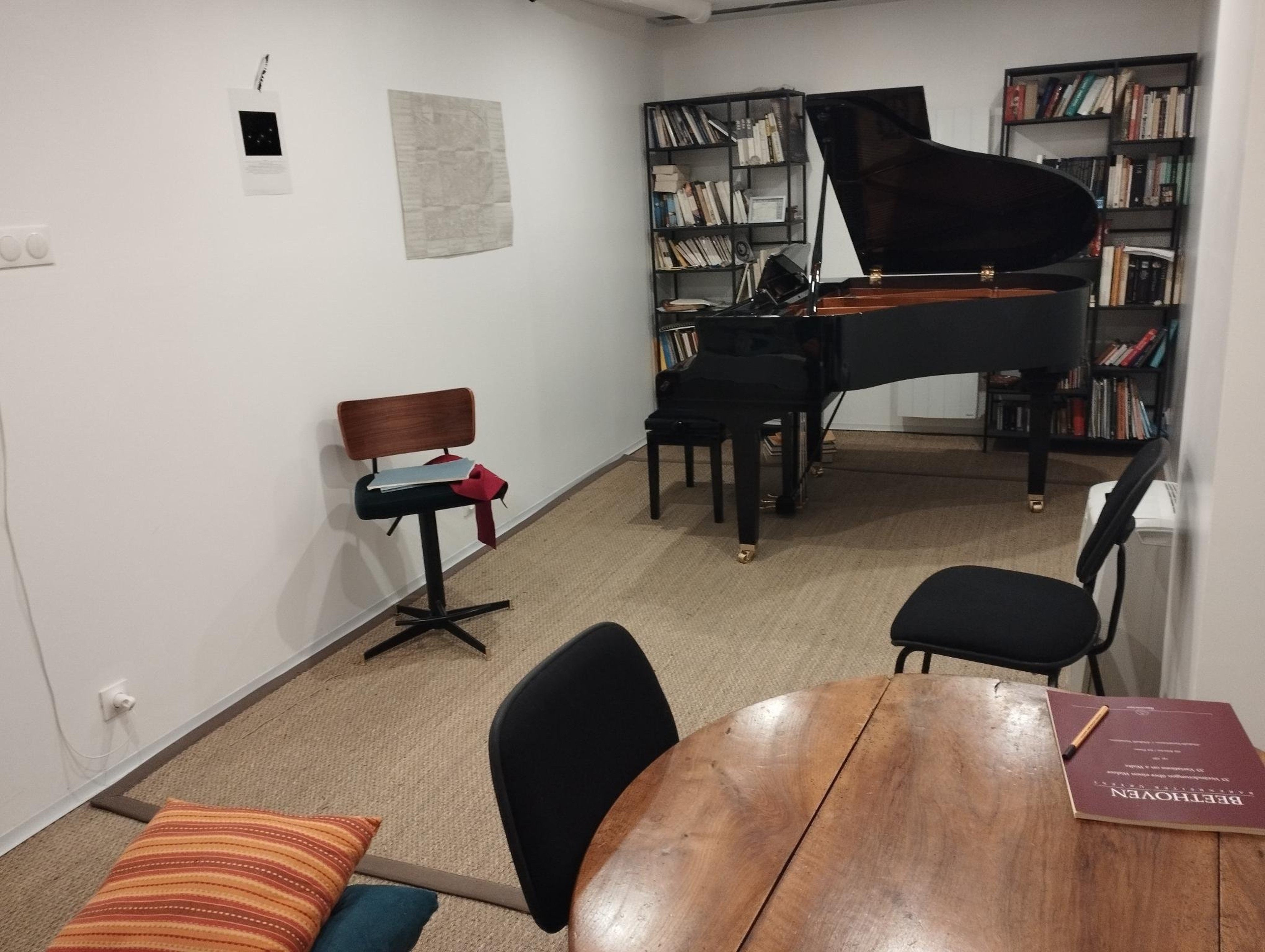 Beautiful, quiet 18 m² space with a Yamaha quarter grand piano
7 days a week - from 8 am to 10 pm — foto 3