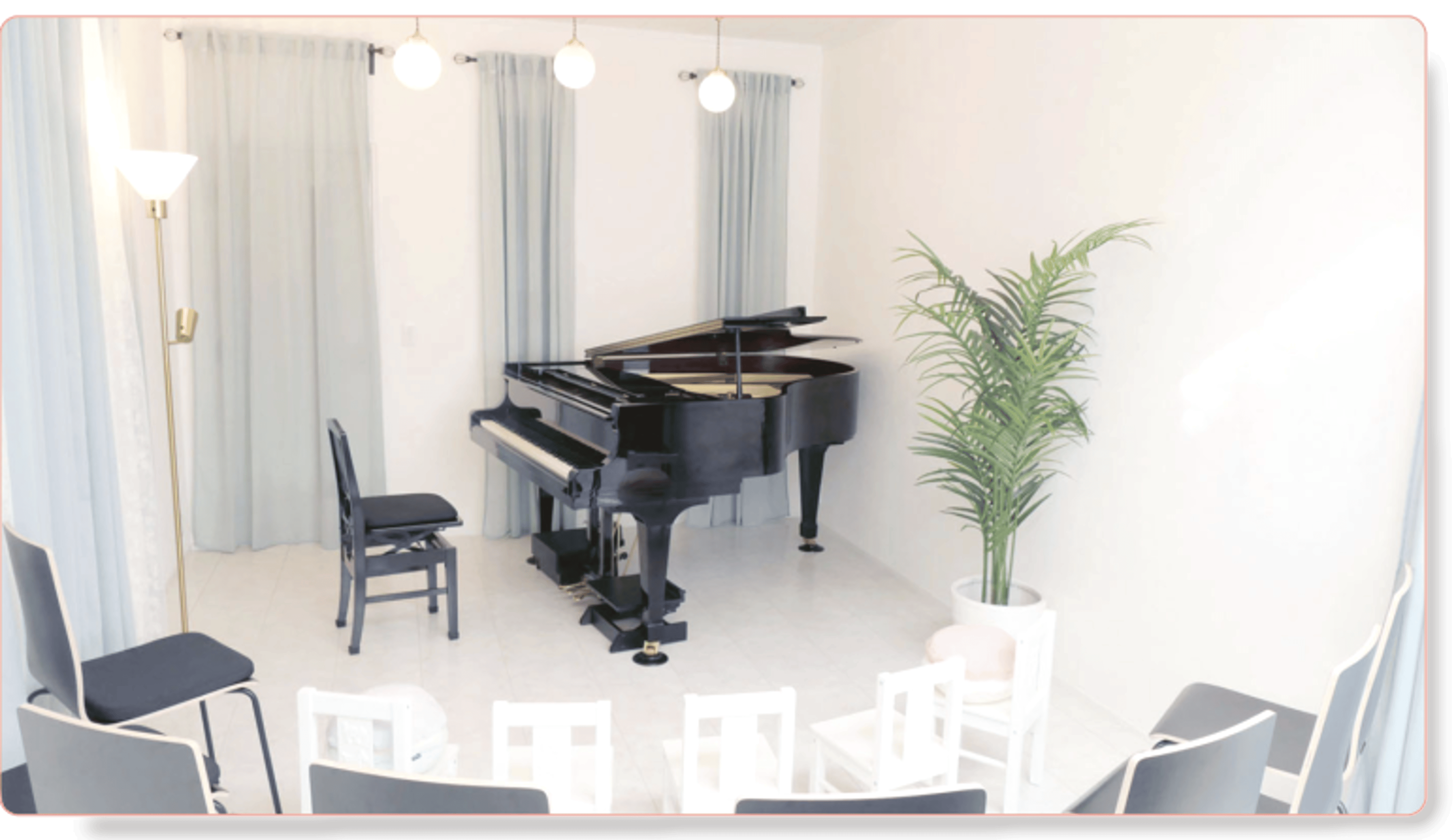 Bright Open Space with Kawai Piano — Foto 3