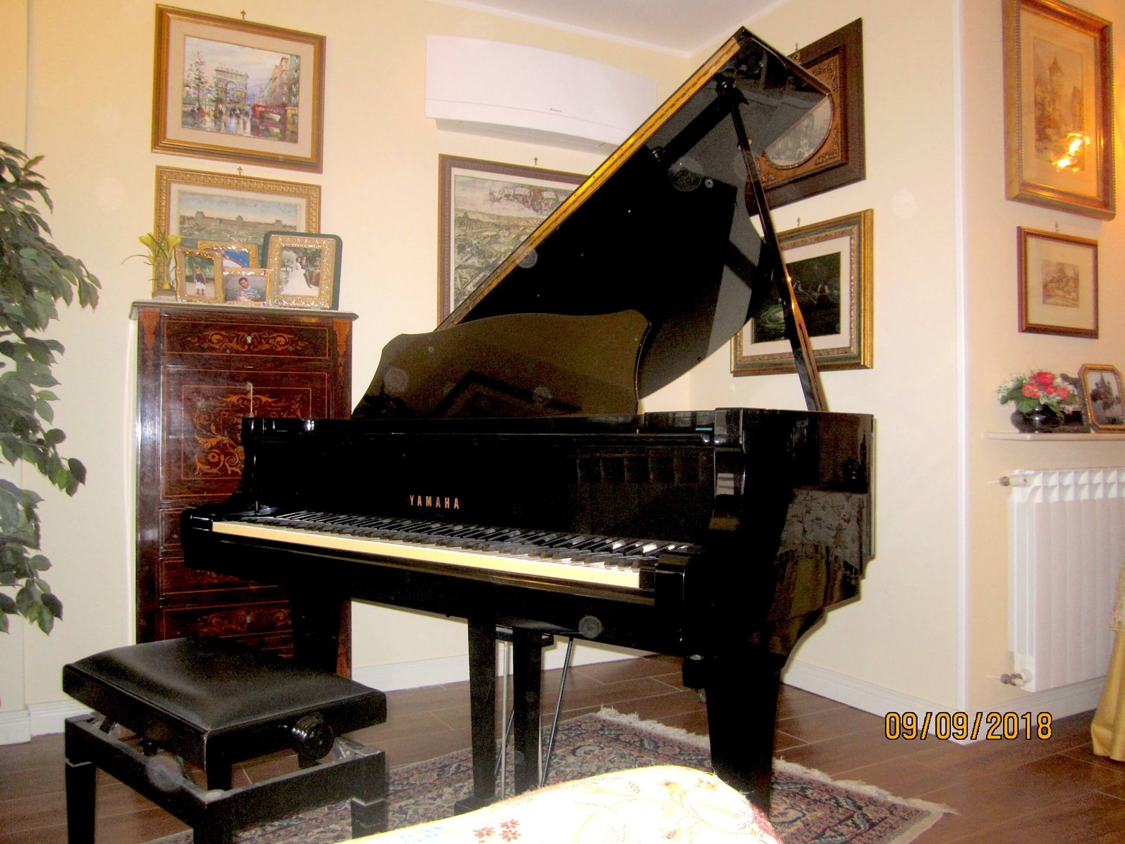 Beautiful Yamaha grand piano in bright room — foto 2