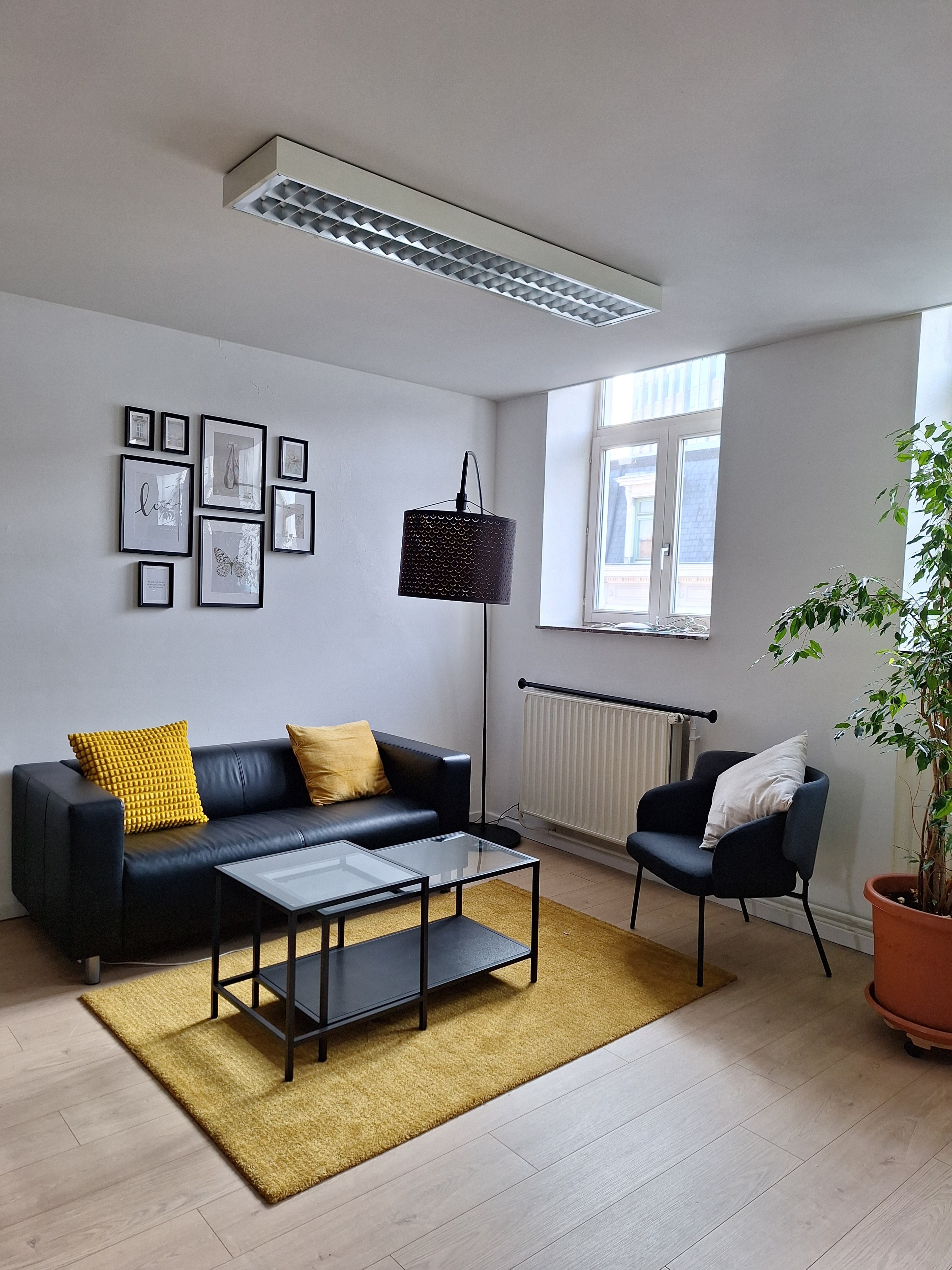 Bright Open Coworking Space with Hints of Green — Foto 2