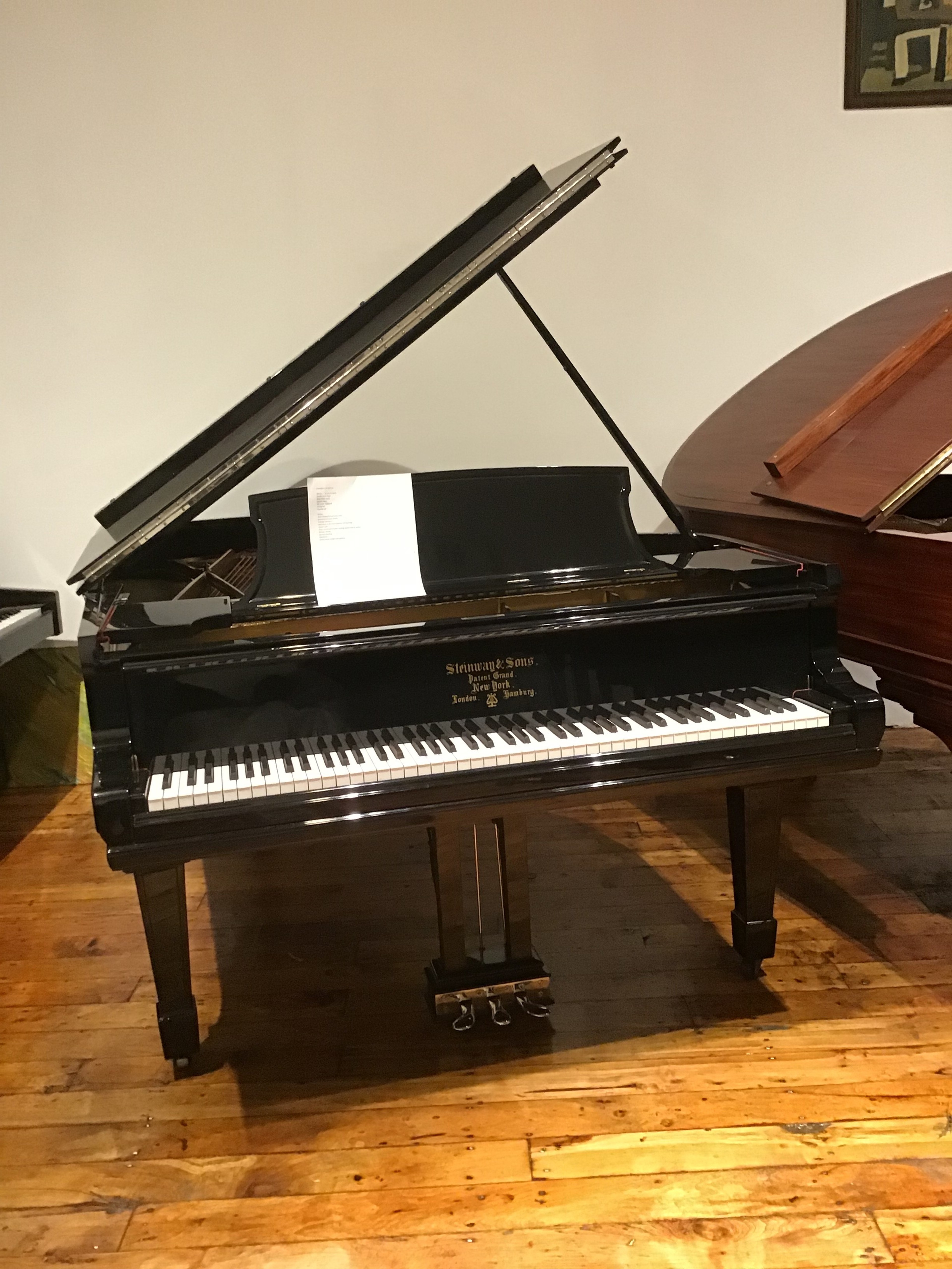A showroom with Steinway & Sons and Mason and Hamlin Grand piano. — Foto 4