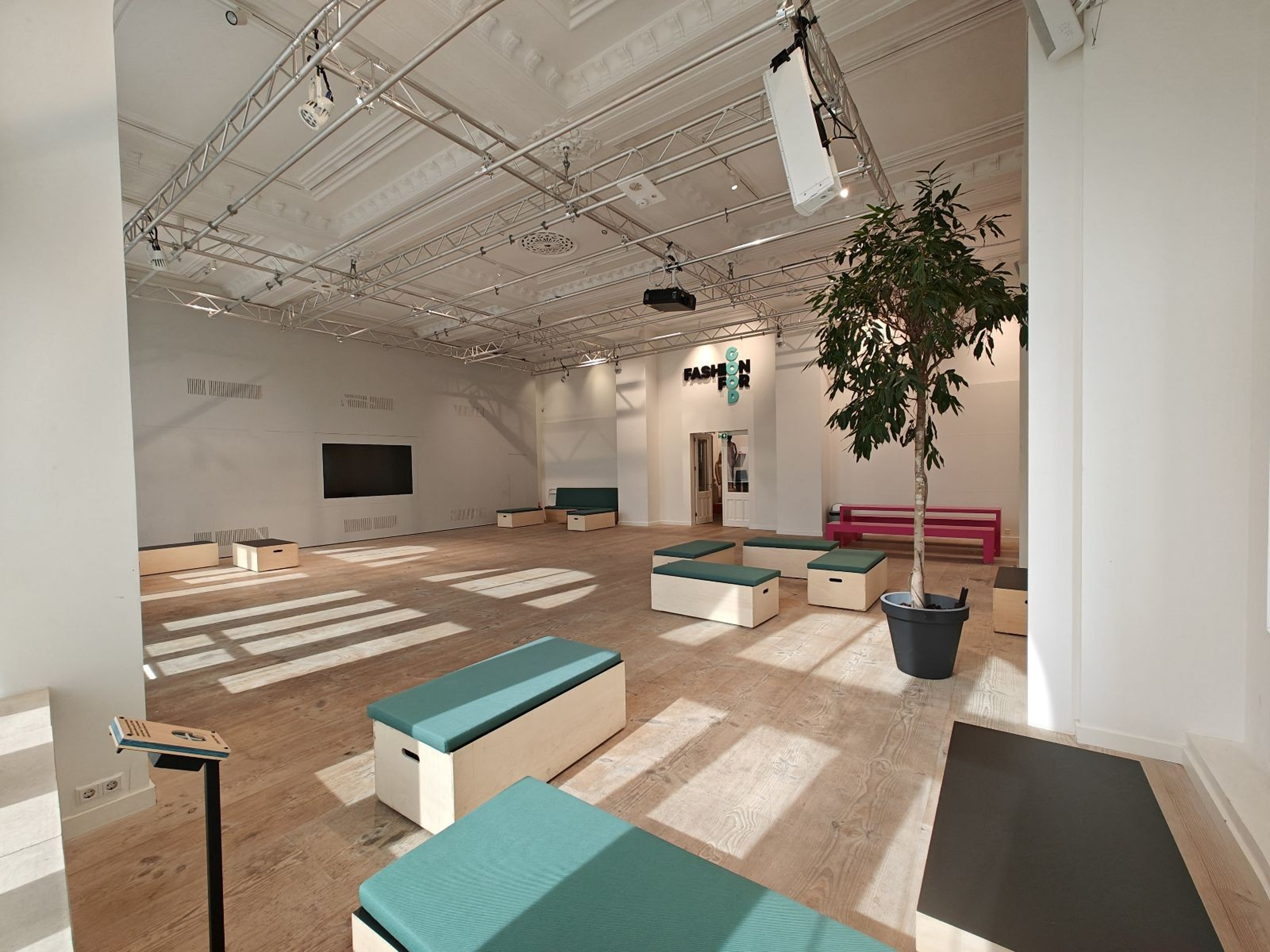 The Ballroom - Fashion For Good Museum — foto 3