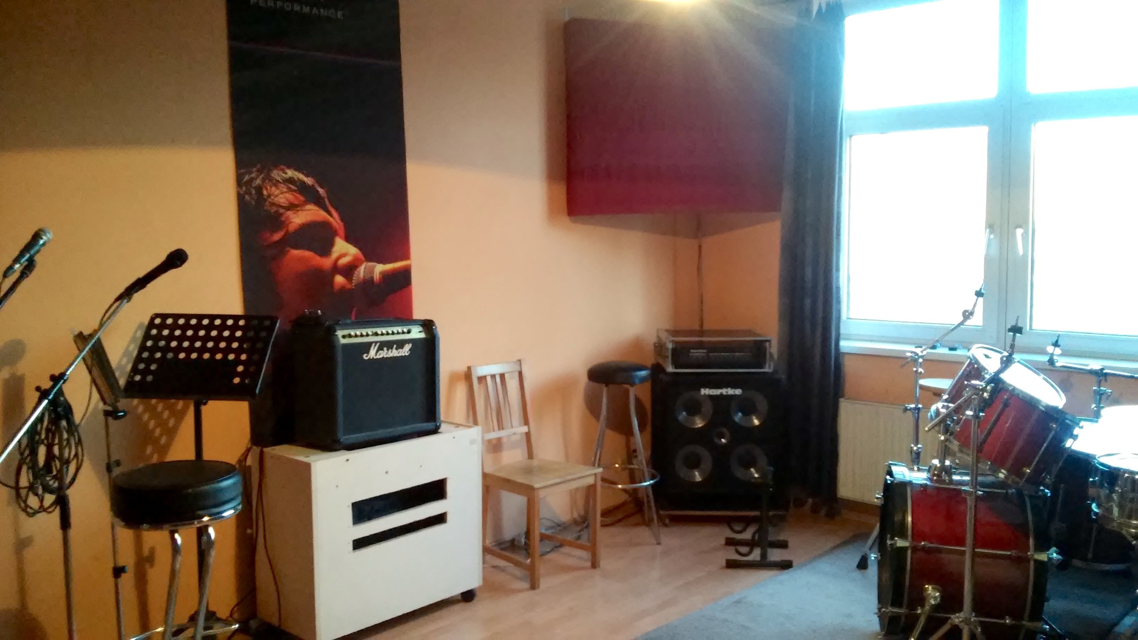 Rehearsal room with drumset - Room 2 — Foto 2