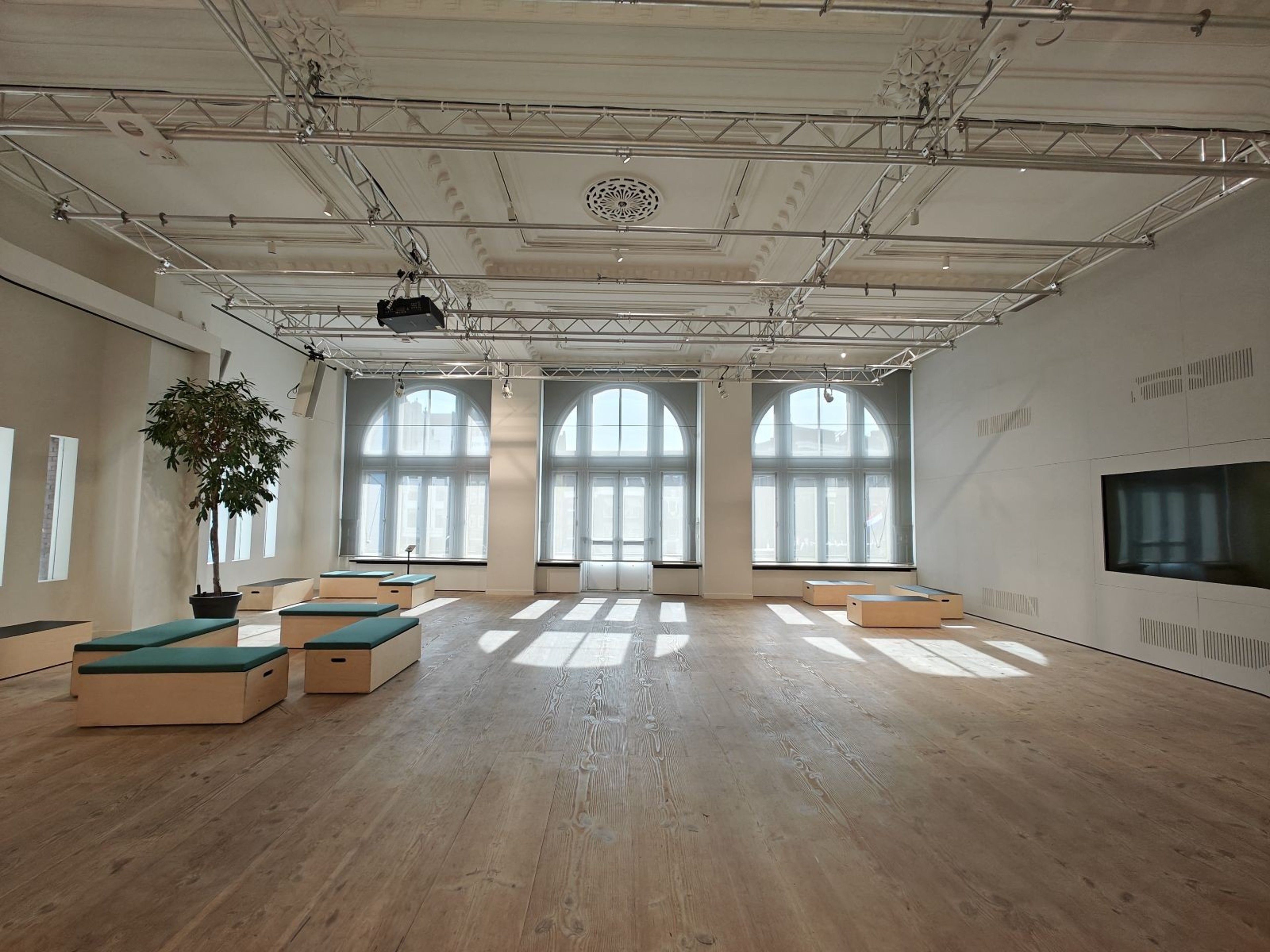 The Ballroom + The Bar - Fashion For Good Museum — foto 3