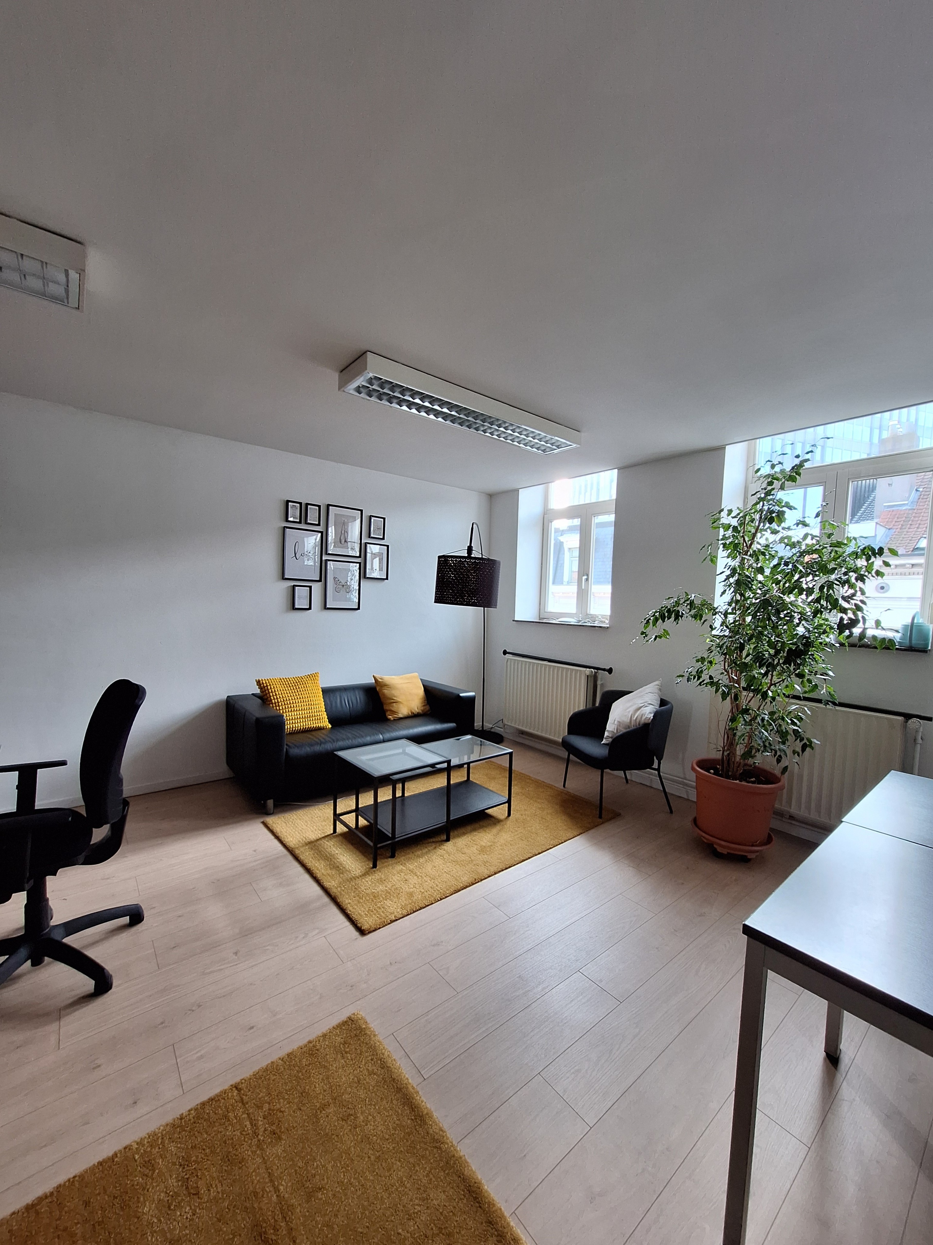 Bright Open Coworking Space with Hints of Green — Foto 3