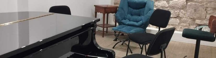 Beautiful, quiet 18 m² space with a Yamaha quarter grand piano
7 days a week - from 8 am to 10 pm